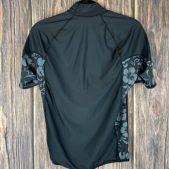 Woman’s Xcel UV Shield Black W/ Hibiscus Pattern Swim/Surf/Boat- Size Medium - Picture 4 of 5